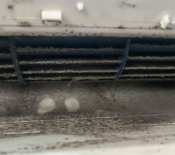 鸡冠空调吹的风有股烧焦味是怎么回事